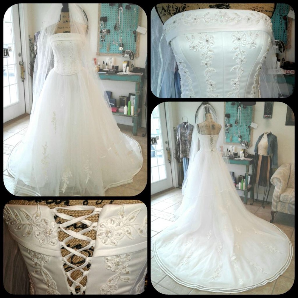 Wedding gown 2pc Corset/Skirt is ADJUSTS Size 6-10